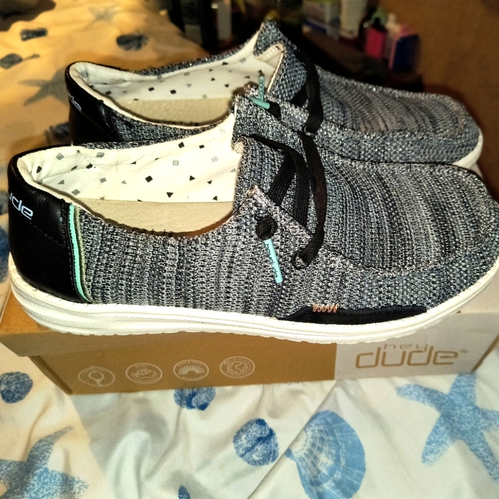 Size 9 women's hey dudes